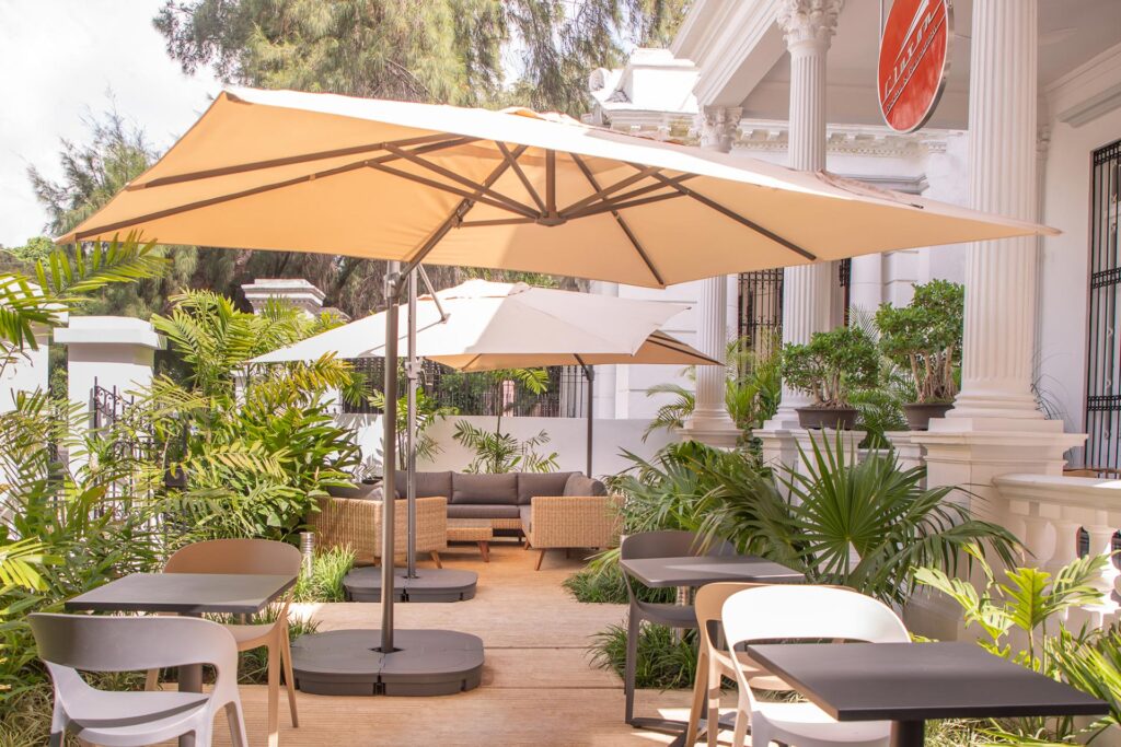 terraza abierta con asientos y naturaleza